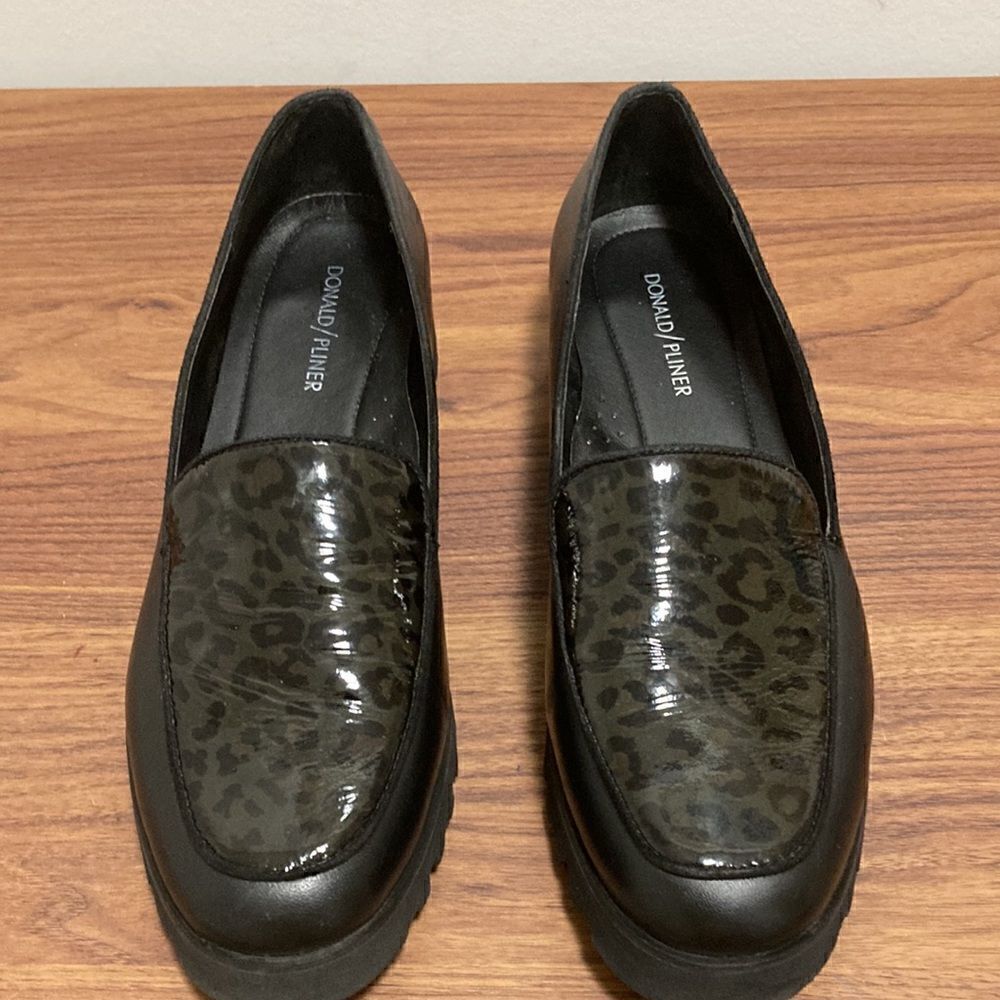 Donald Pliner Rowin Woman’s Black Loafer with Leopard Print Patent Insert. Sz 10